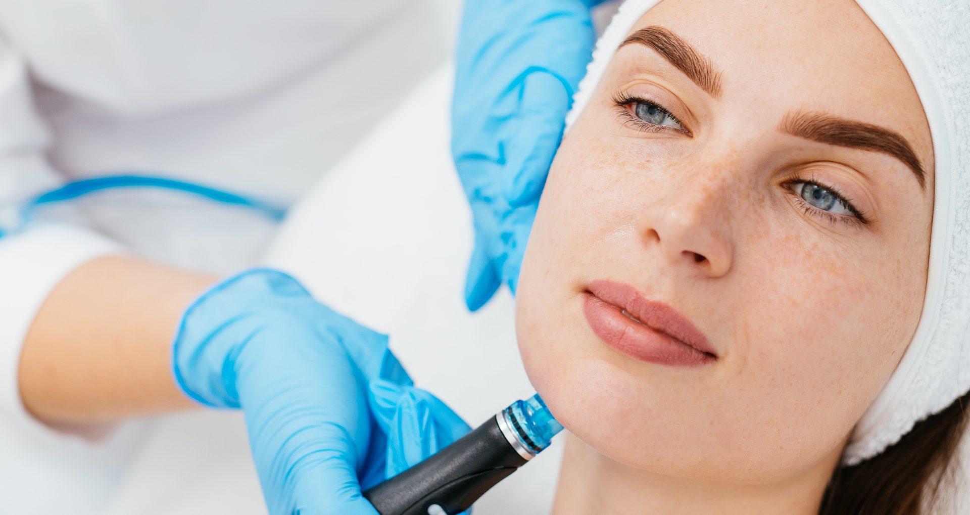 medium-professional-female-cosmetologist-doing-hydra-facial-procedure-in-cosmetology-clinic-doctor-using-hydra-vacuum-cleaner-rejuvenation-and-cosmetology-concept